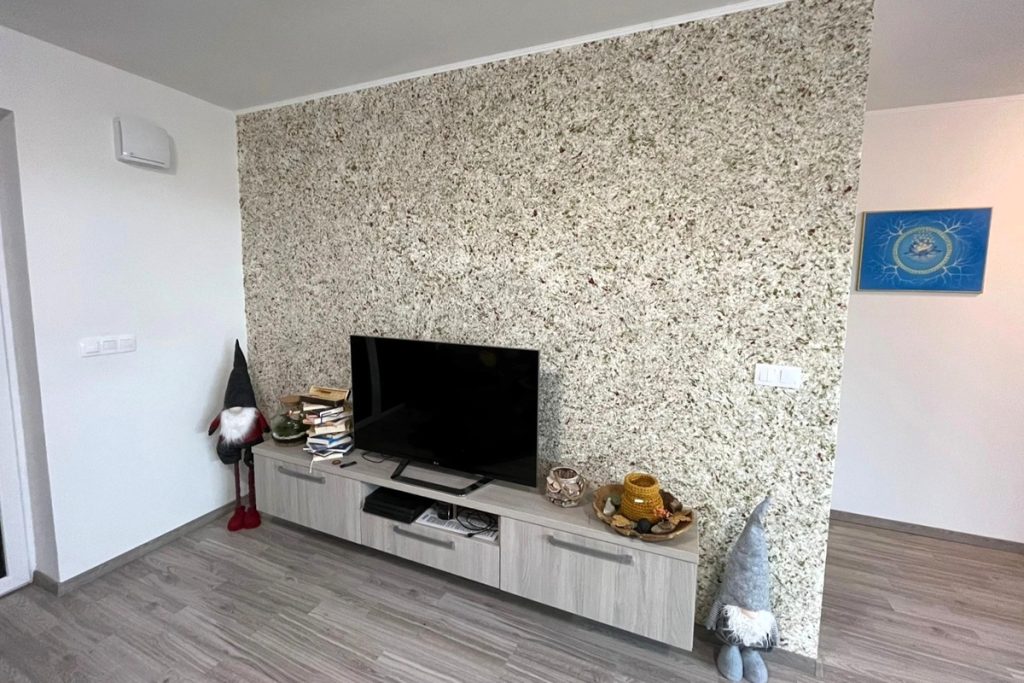 Papel pintado líquido BIOPLAST 967 en la pared de TV