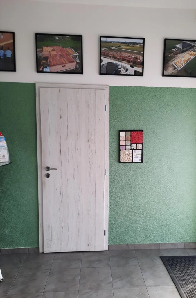 Espacio comercial con papel pintado líquido BIOPLAST 1003