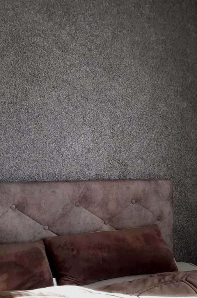 Dormitorio con papel pintado líquido BIOPLAST 1021 de acabado ligeramente metalizado