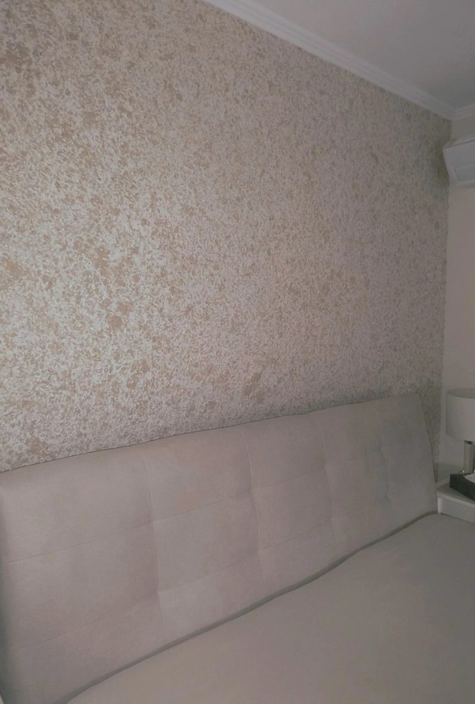Dormitorio renovado con papel pintado líquido BIOPLAST 310