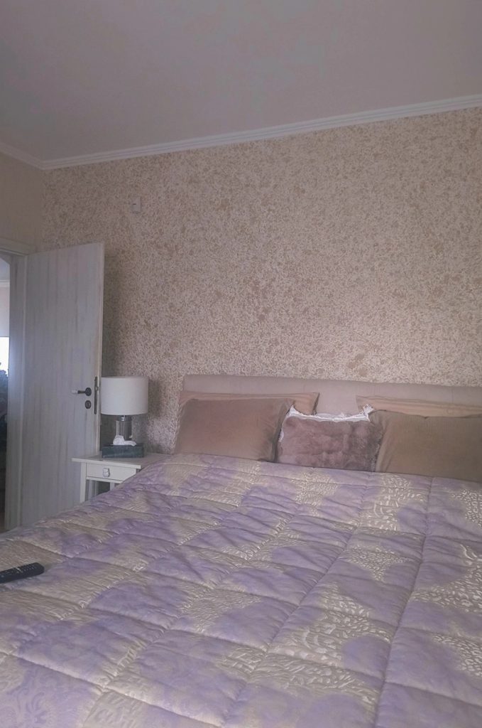 Dormitorio con papel pintado líquido BIOPLAST 310 en tono marrón claro