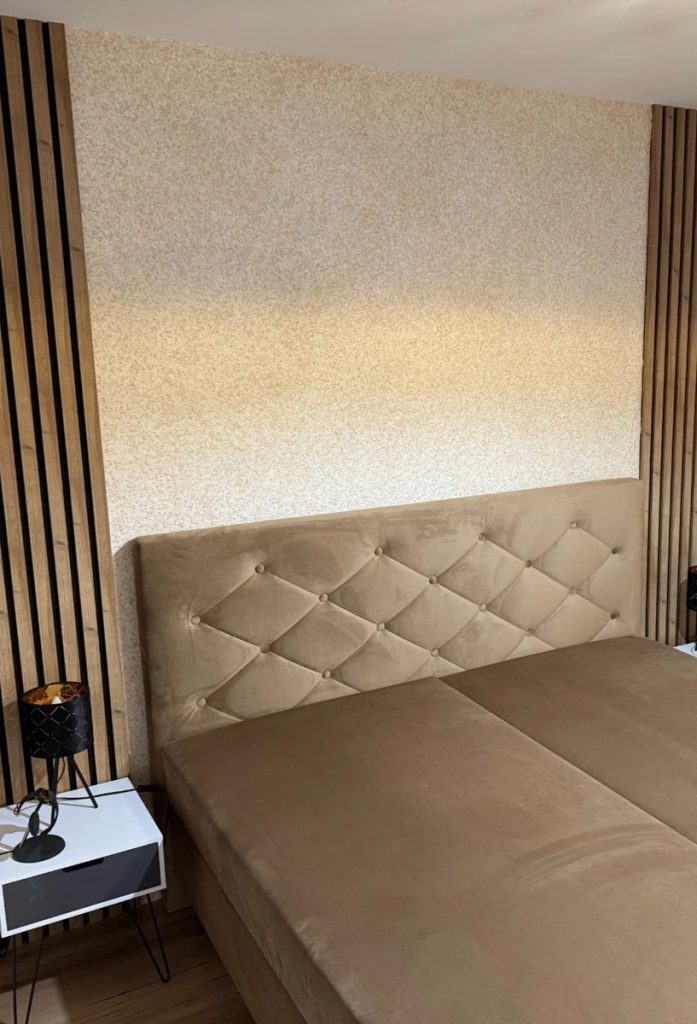 Dormitorio con papel pintado líquido BIOPLAST 8531 combinado con paneles de madera