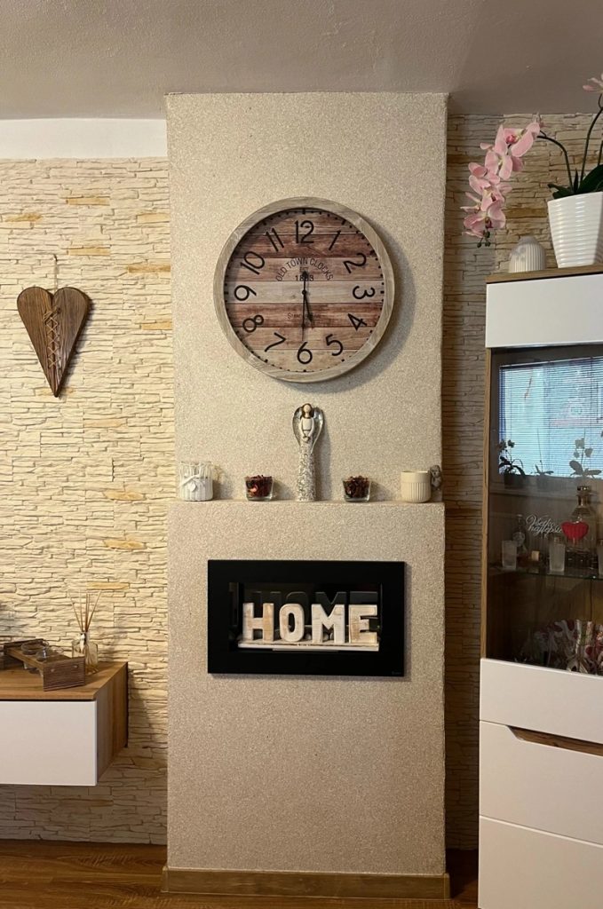 Pared decorativa con papel pintado líquido BIOPLAST 8563 combinado con revestimiento de piedra