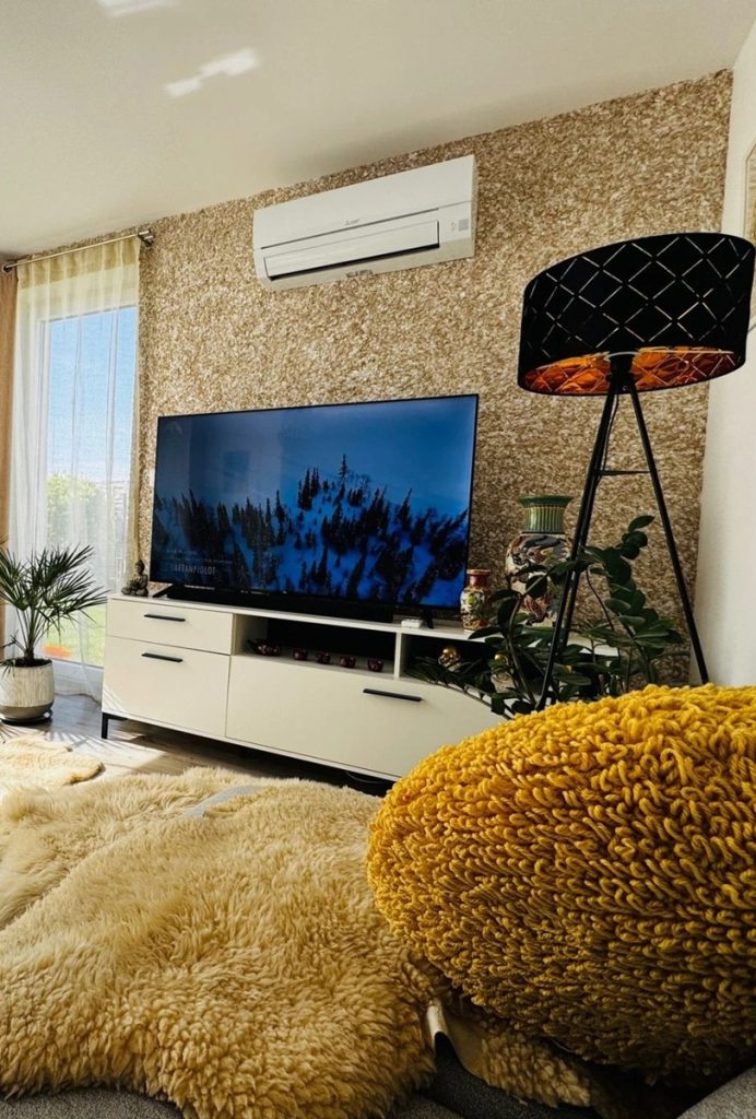 Salón con papel pintado líquido BIOPLAST 919 en la pared de TV