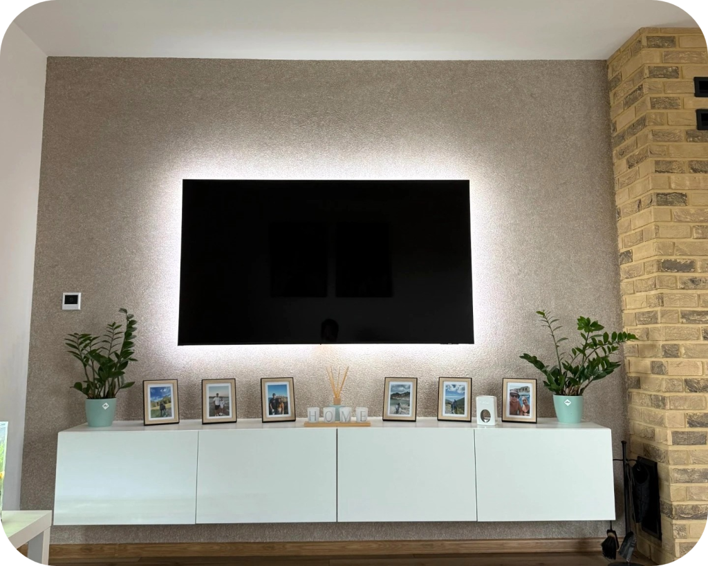 Papel pintado líquido en la pared de TV de un interior moderno